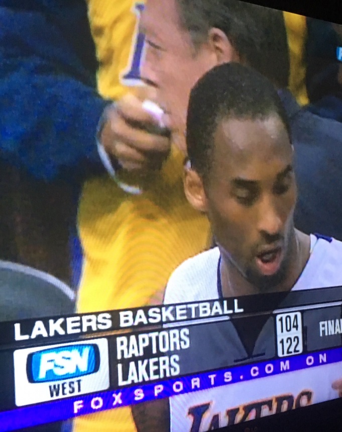 PHOTO Kobe Bryant In Awe Of Himself After Scoring 81 Points Against The Raptors