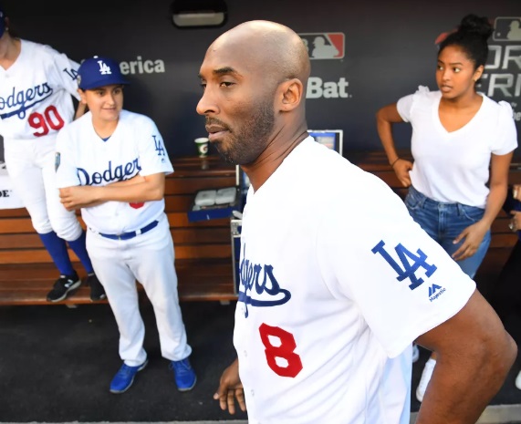 PHOTO Kobe Bryant In Dodgers Clubhouse In A #8 Jersey