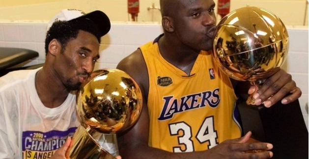 PHOTO Kobe Bryant Kissing Championship Trophies With Shaq