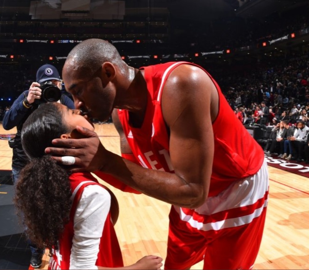 PHOTO Kobe Bryant Kissing His Daughter