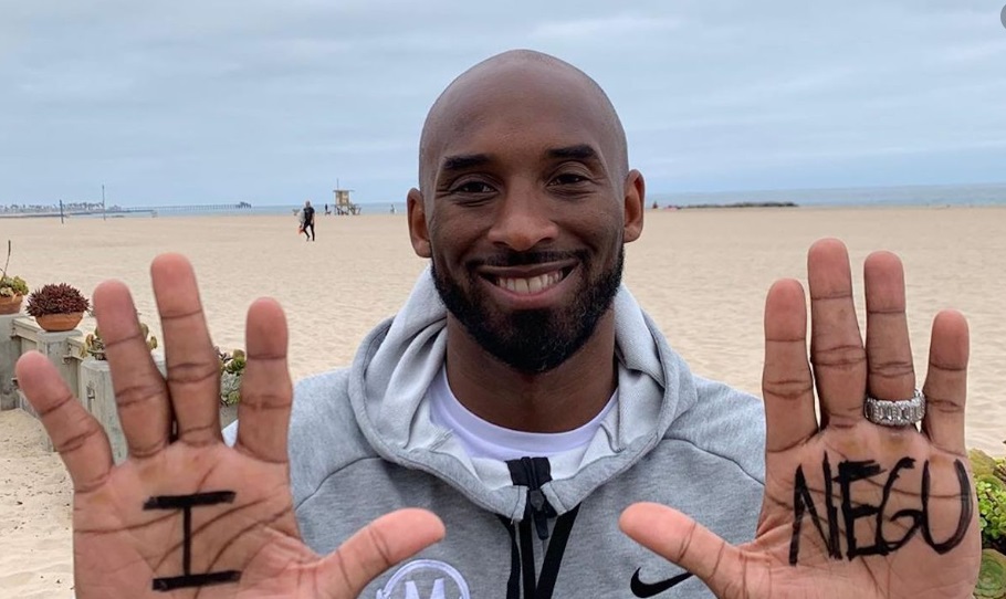 PHOTO Kobe Bryant With I Love Negu Written On His Hands At The Beach