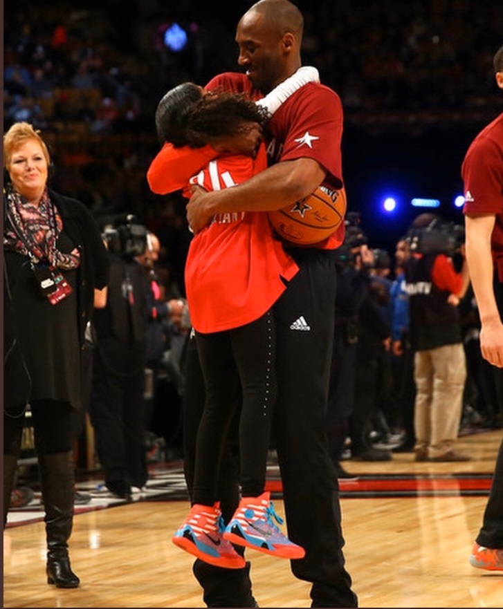 PHOTO Kobe Embracing His Daughter Gianna