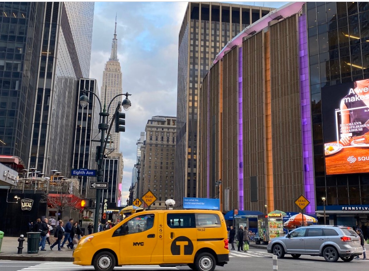 PHOTO Madison Square Garden Lights Up In Purple And Gold For Kobe Bryant