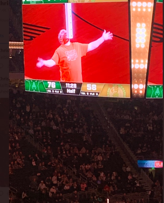 PHOTO Performer In Milwaukee During Bucks Game Balances Wheelbarrow And Grill On His Chin