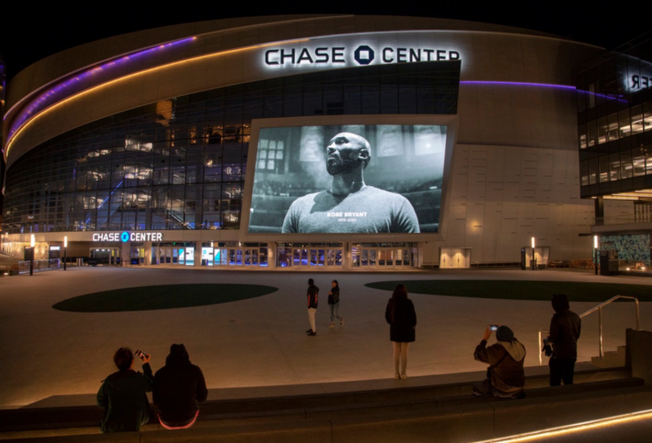 PHOTO San Francisco's Chase Center Lit Up Purple And Gold For Kobe Bryant