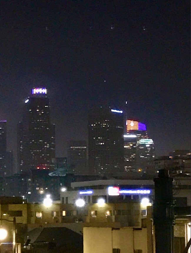 PHOTO US Bank Tower In Downtown Los Angeles Lit Up In Purple And Gold