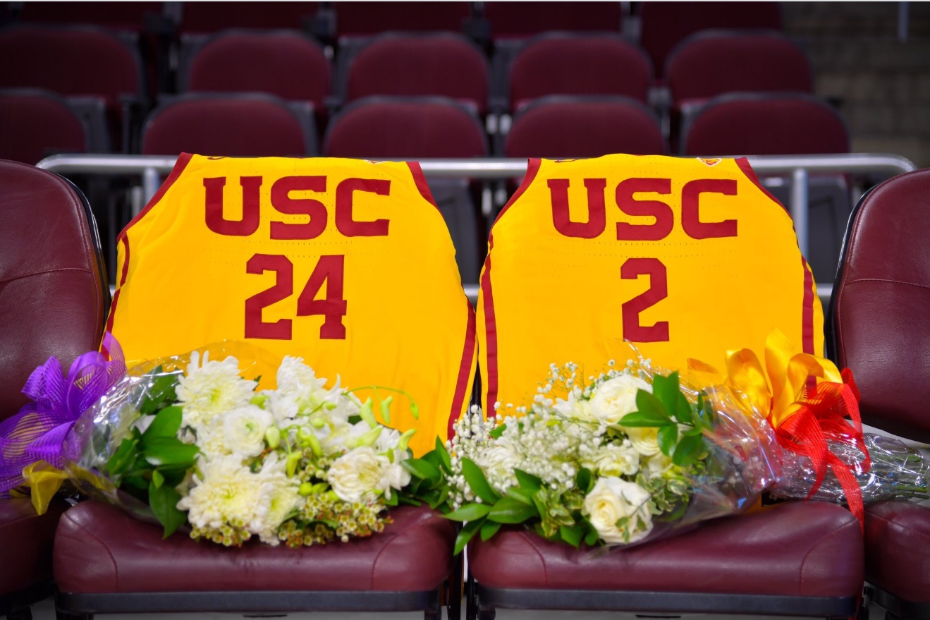 PHOTO USC Honors Kobe With Numbers 24 And 2 Trojans Jerseys Courtside