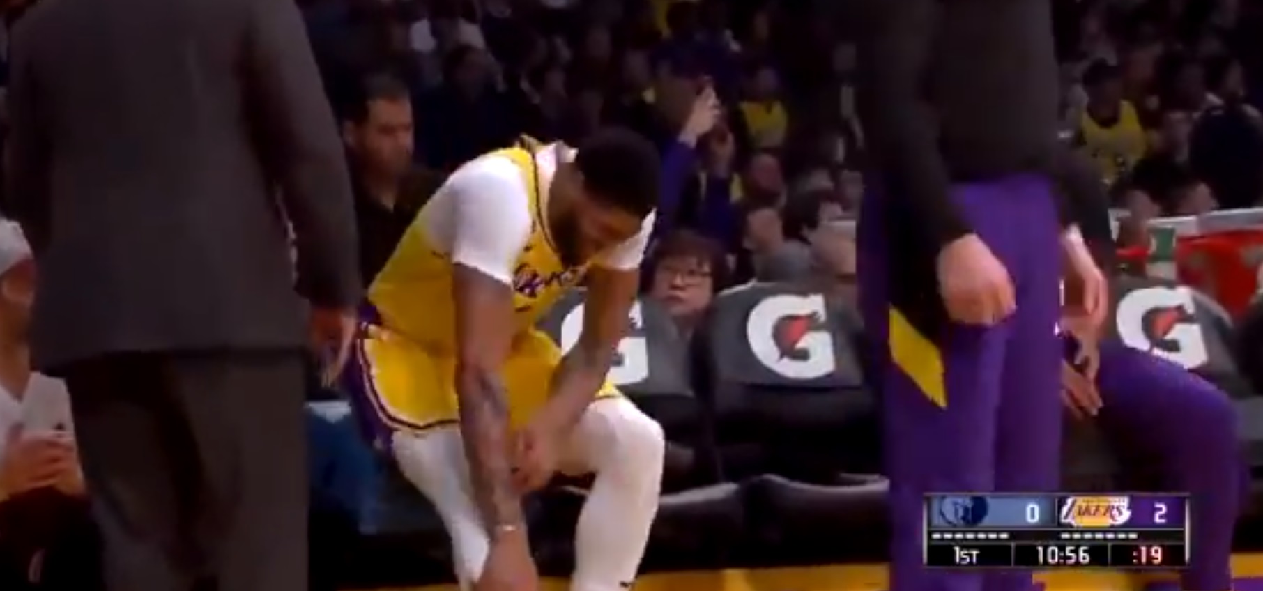 PHOTO Anthony Davis Holding His Calf In Pain