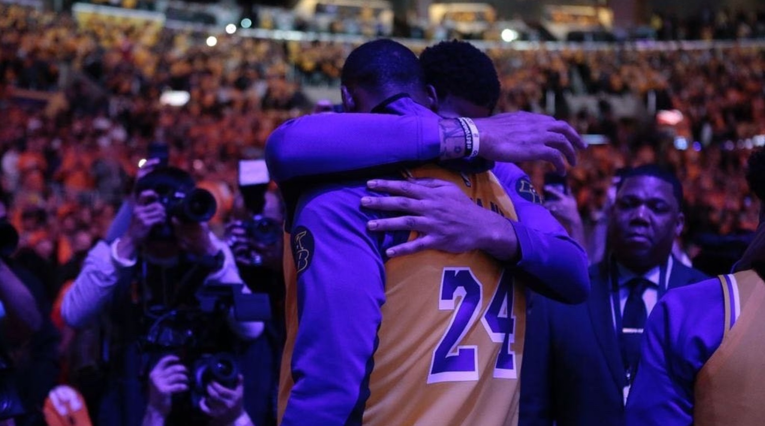PHOTO Anthony Davis Hugging A Hurting Lebron Over Kobe