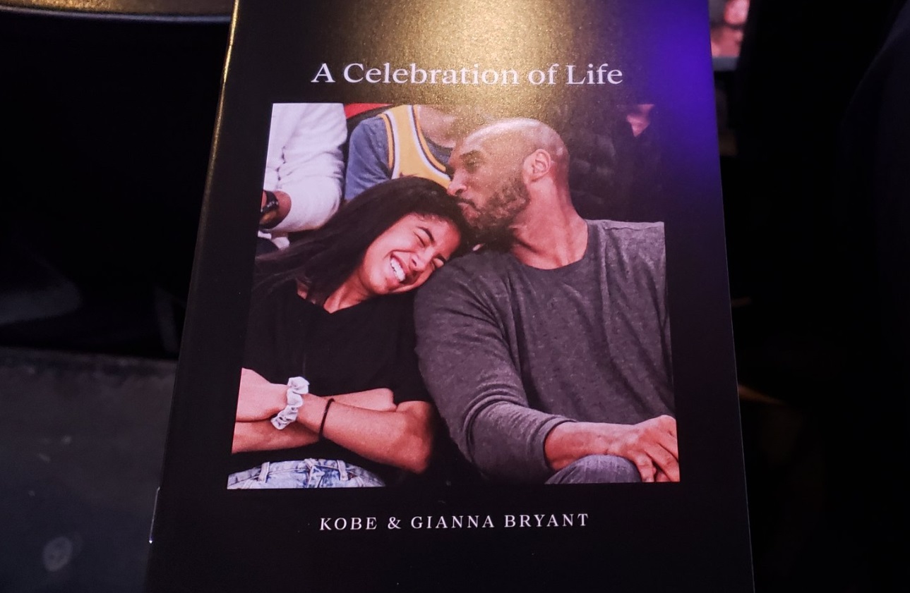 PHOTO Attendees Of Kobe Memorial Service Receiving Special Items 