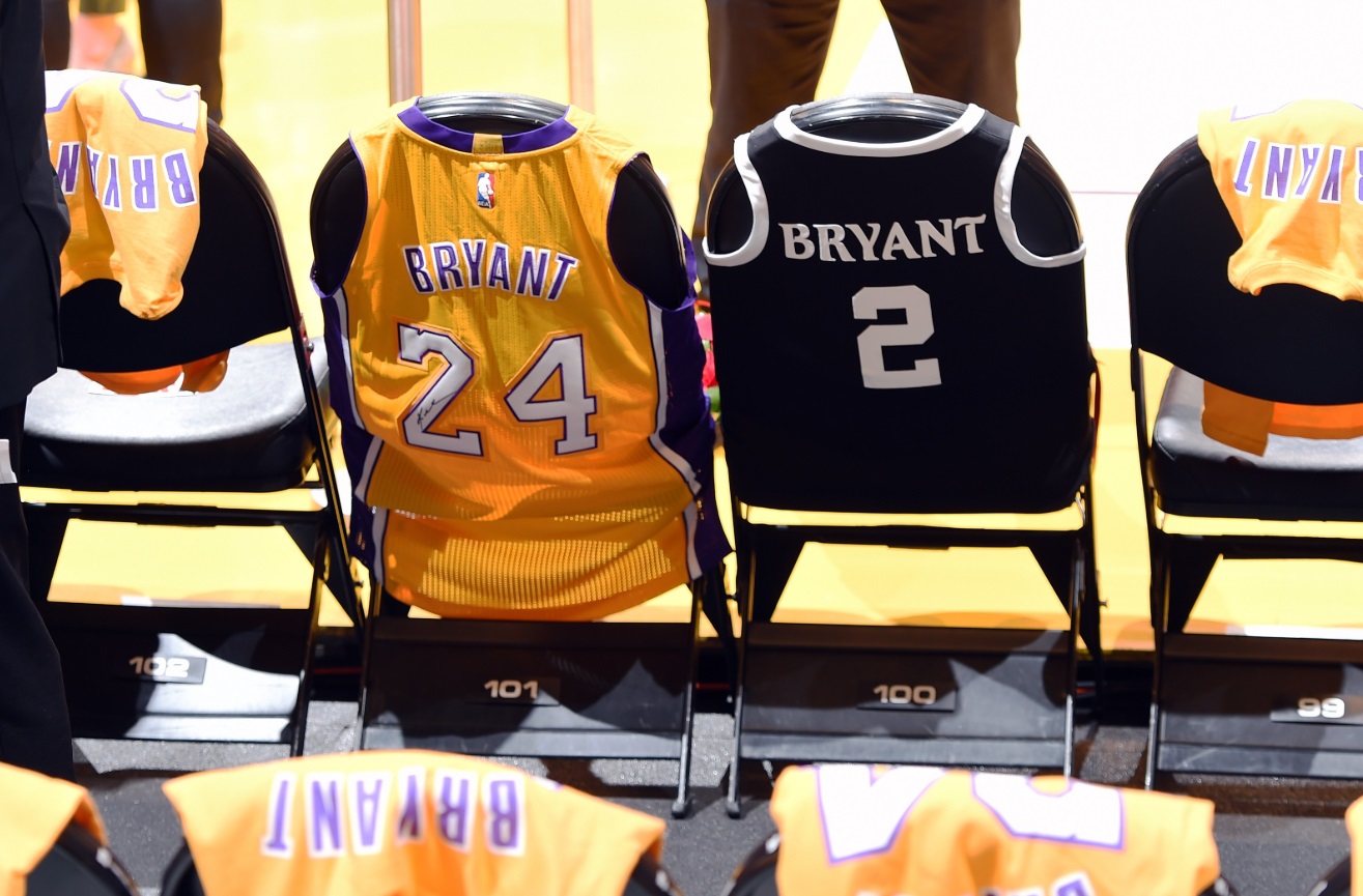 PHOTO Back View Of Kobe Bryant and Gianna's Jerseys Covering Seats 100 And 101 Courtside At Staples Center