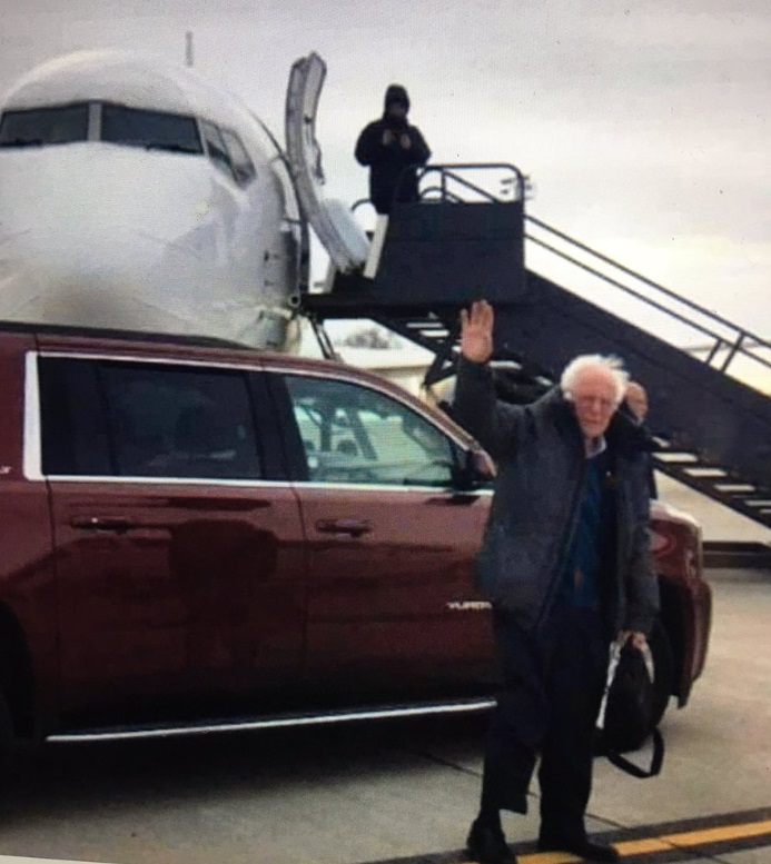 PHOTO Bernie Sanders Getting Off A Private Jet