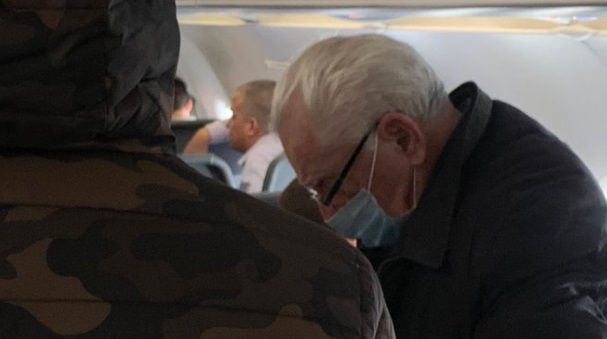 PHOTO Bernie Sanders Look A Like On Flight Wearing Rat Flu Mask To Avoid Getting Corona Virus