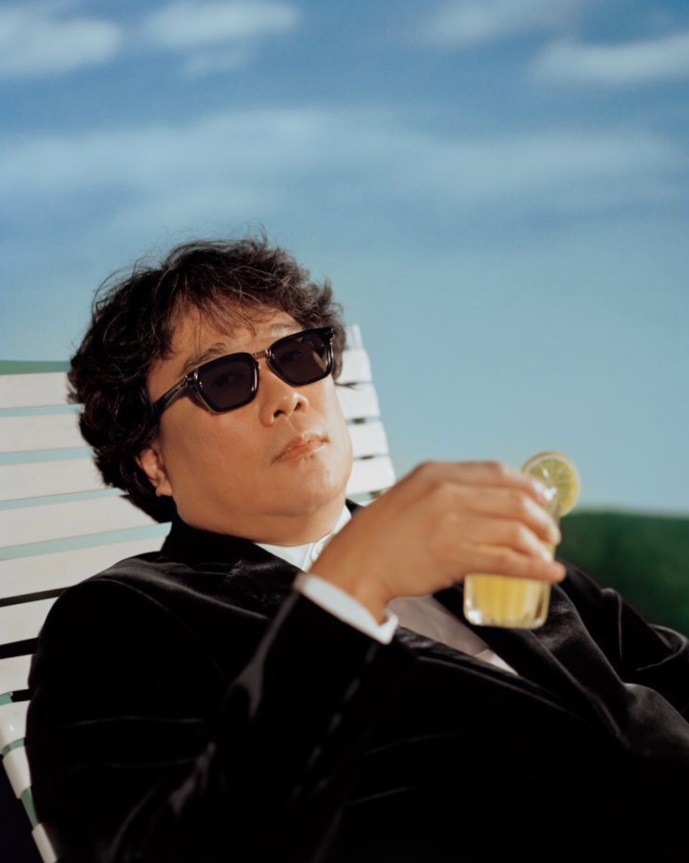 PHOTO Bong Joon Ho Sipping Lemonade With Limes In It On The Beach