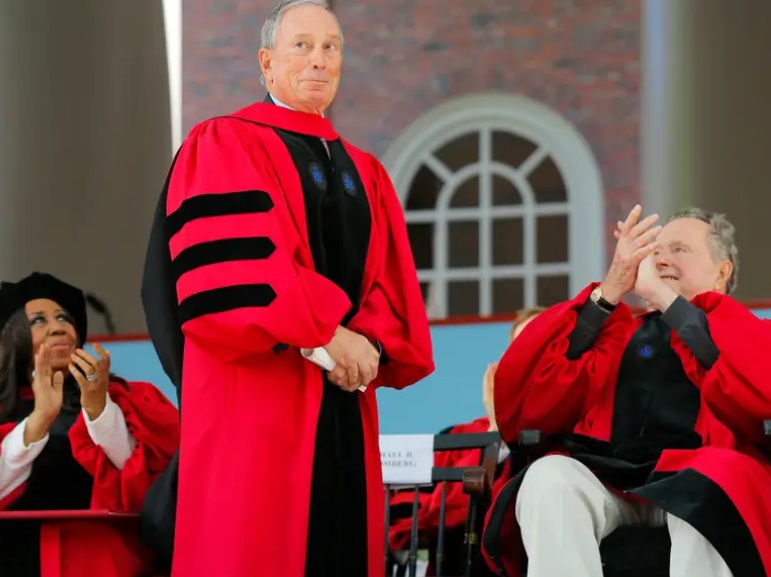 PHOTO Michael Boomberg Making Arrogant Face After He Graduated From Harvard