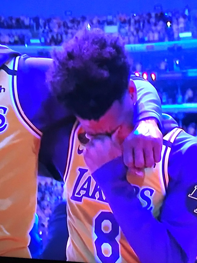 PHOTO Quinn Cook Devastated Covering His Face Crying During Kobe Tribute