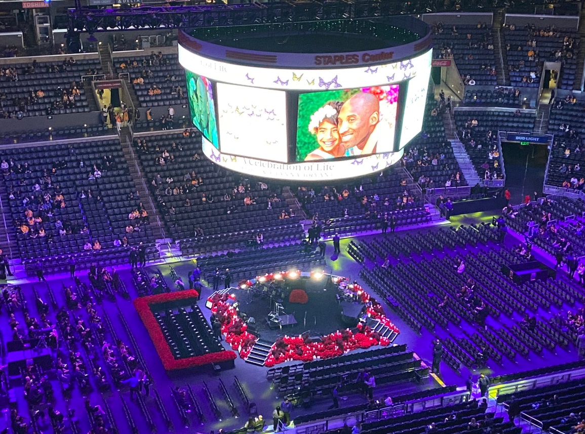 PHOTO Stage Setup Inside Staples Center With 33,000 Roses Around It