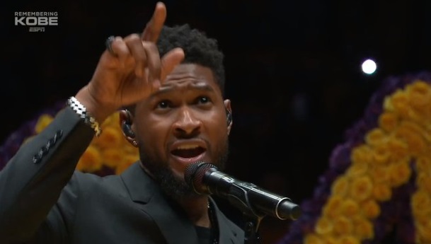 PHOTO Usher Pointing To The Sky When Singing Amazing Grace For Kobe