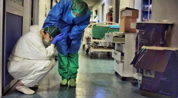 PHOTO Doctor Having A Breadown On His Knees At Washington State Hospital Over Number Of Corona Virus Patients