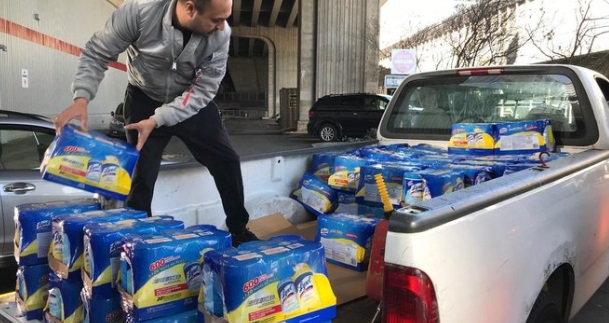 PHOTO Dude In Vancouver Canada Loading Hundreds Of Boxes Of Lysol Wipes Into His Pickup To Resell