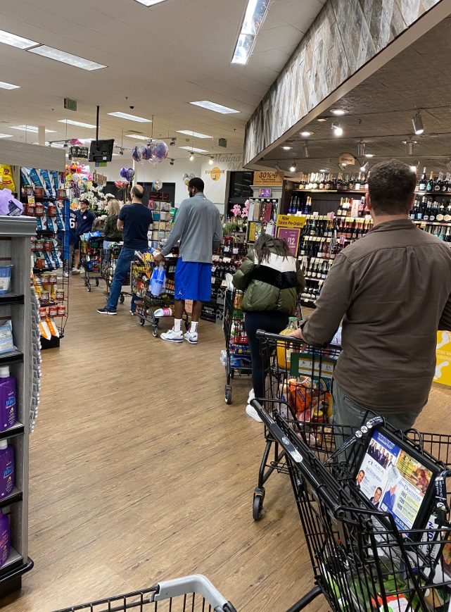 PHOTO JaMychal Green At Grocery Store Tonight In LA And Has Huge Cart Stocking Up On Stuff