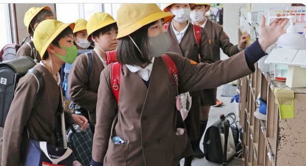 PHOTO People In Japan Walking Around Trying To Avoid Getting The Corona Virus