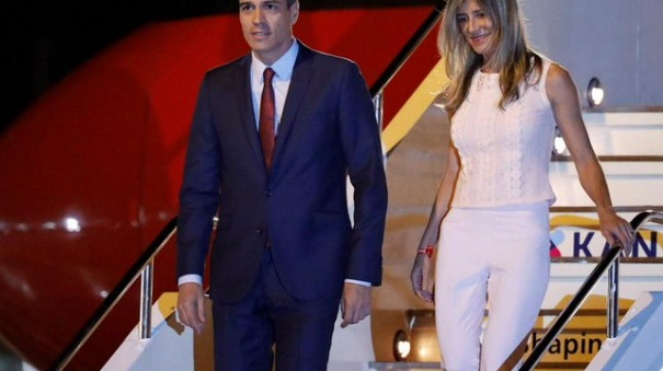 PHOTO Spanish Prime Minister's Wife Getting Off Plane Where She Might Have Picked Up Corona Virus