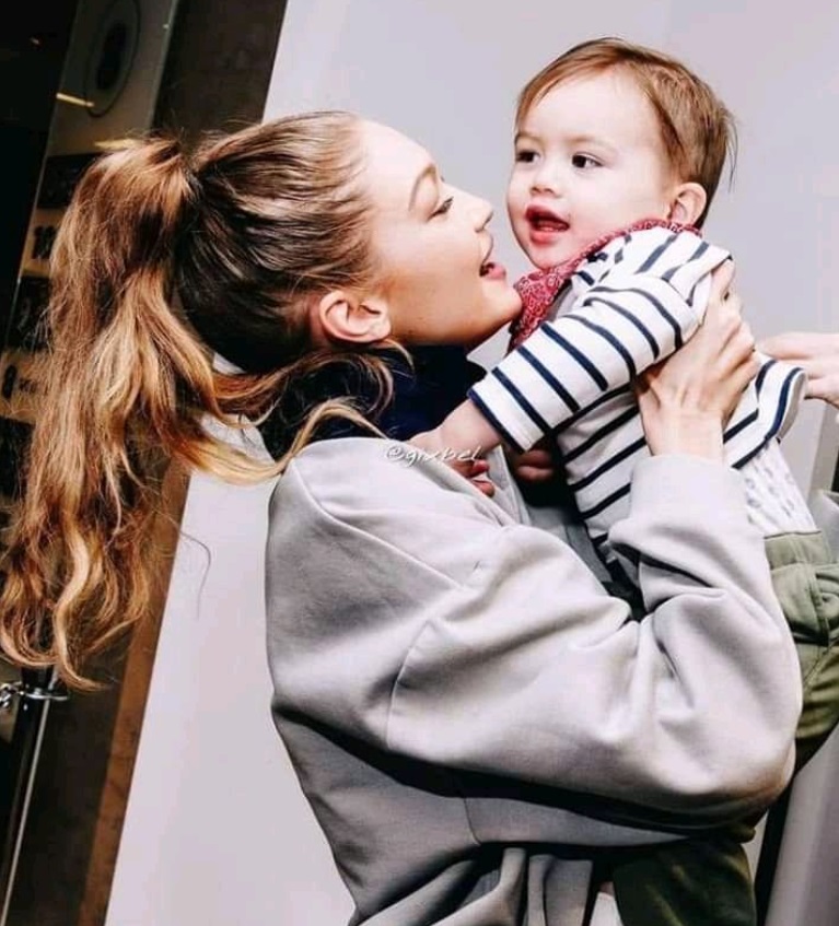 PHOTO Gigi Hadid Holding A Baby