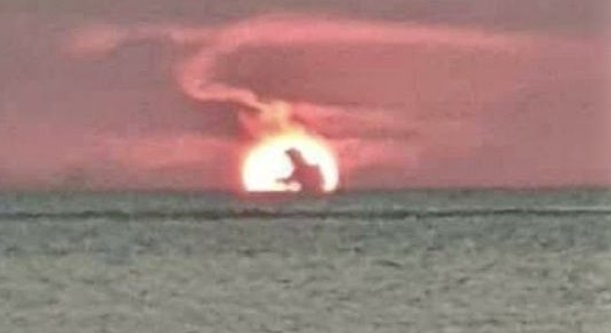 PHOTO Godzilla Reflecting Off The Sunset