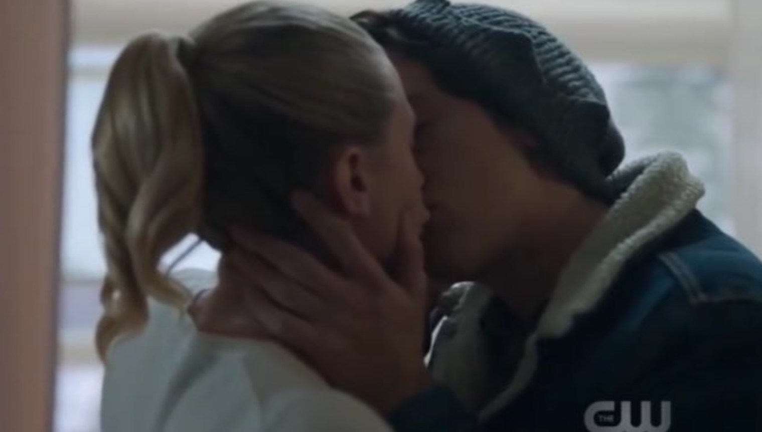 PHOTO Hot Blonde Making Out In Riverdale