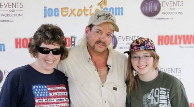 PHOTO Joe Exotic Posing With Trump Supporters When He Was Free