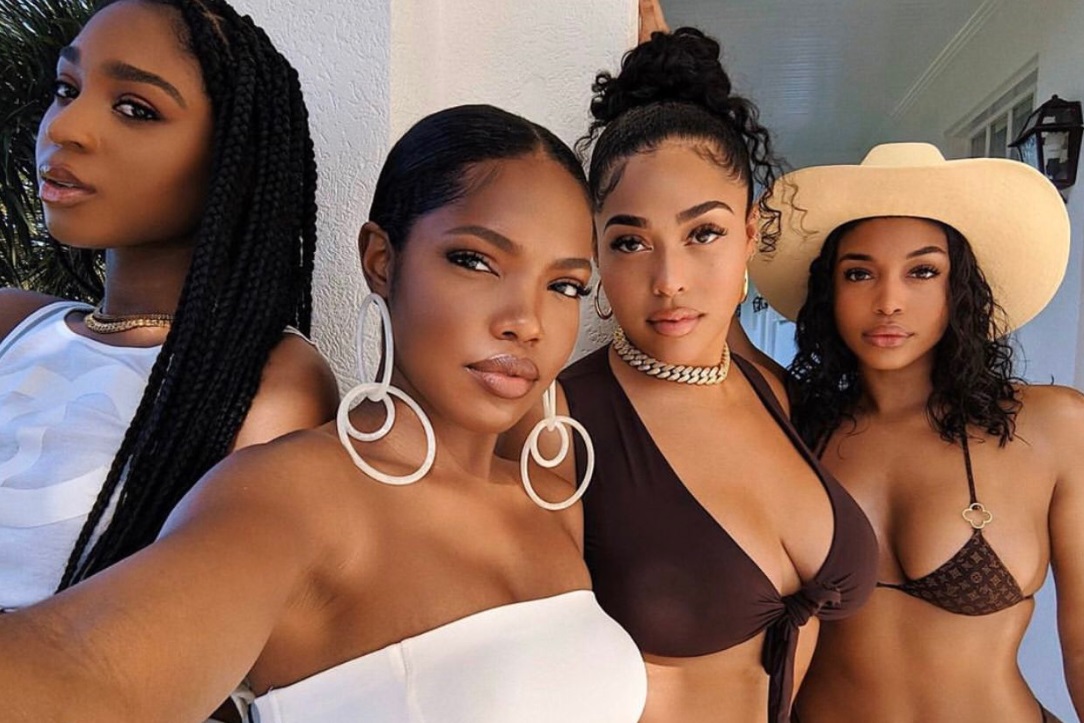 PHOTO Jordyn Woods Surrounded By Queens