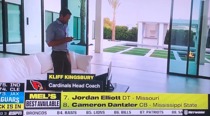 PHOTO Kliff Kingsbury Finding Out His Shipment Of Ceramics Delayed During NFL Draft