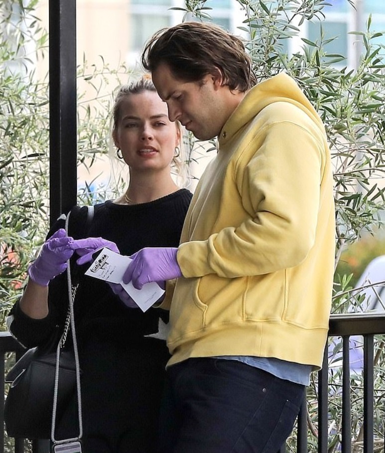 PHOTO Margrot Robbie At Grocery Store Wearing Gloves Due To COVID-19