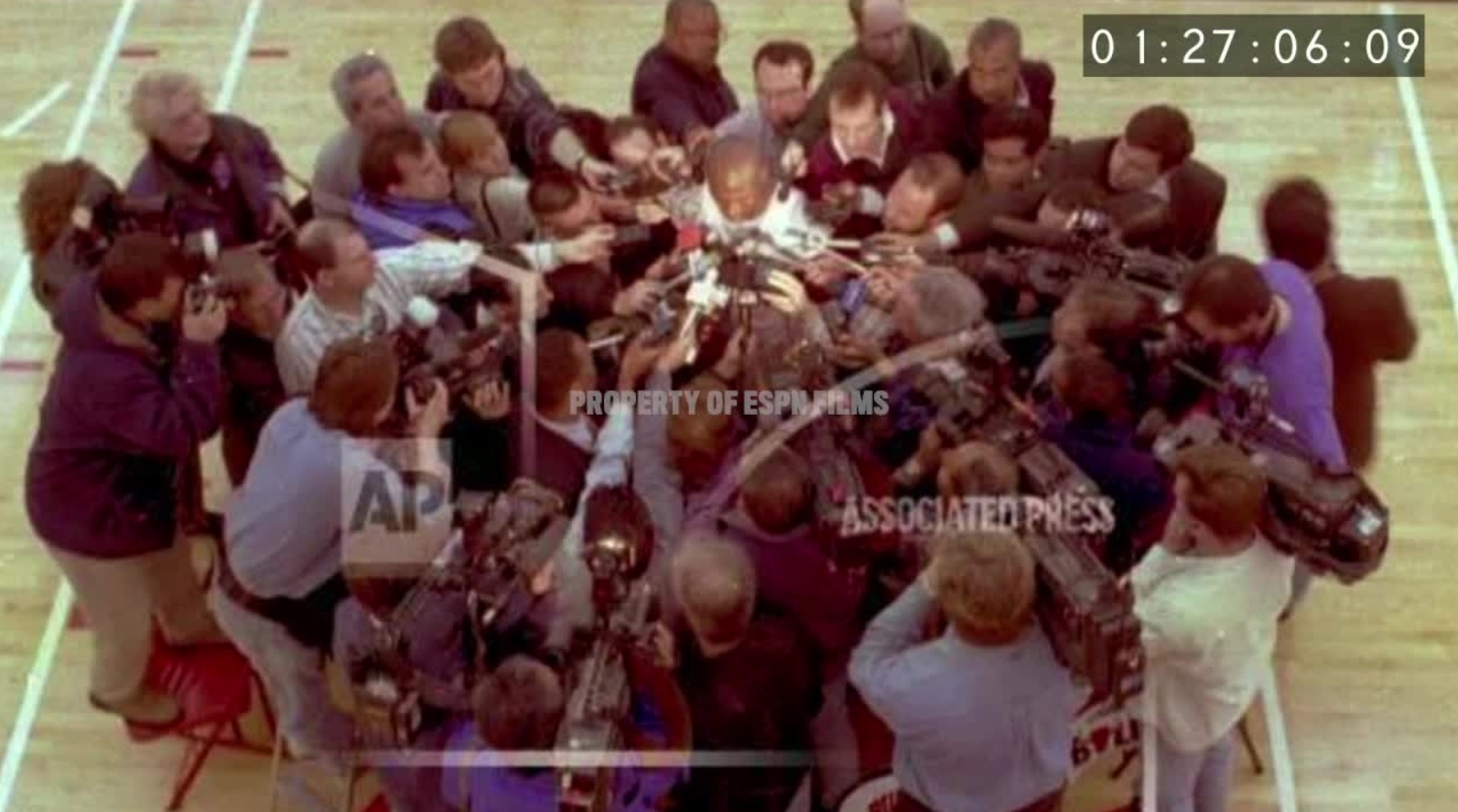 PHOTO Media Mobbing Michael Jordan In Episode 6 Of The Last Dance