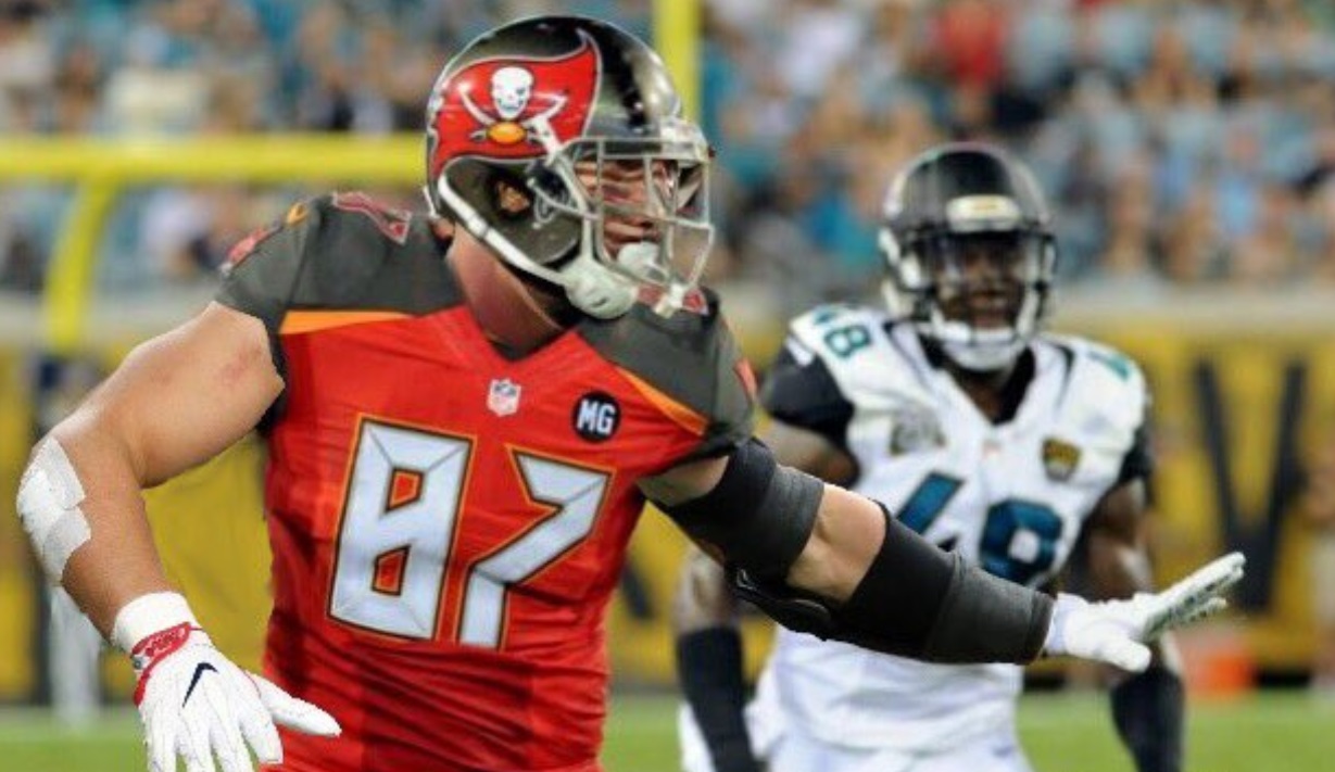 PHOTO Rob Gronkowski Stiff Arm In Tampa Bay Buccaneers Uniform