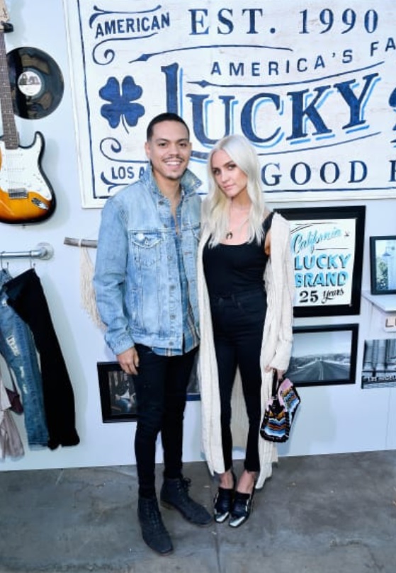 PHOTO Ashlee Simpson Showing Off At Hip Jean Store