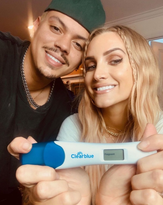 PHOTO Ashlee Simpson Showing Off Her Positive Pregnancy Test