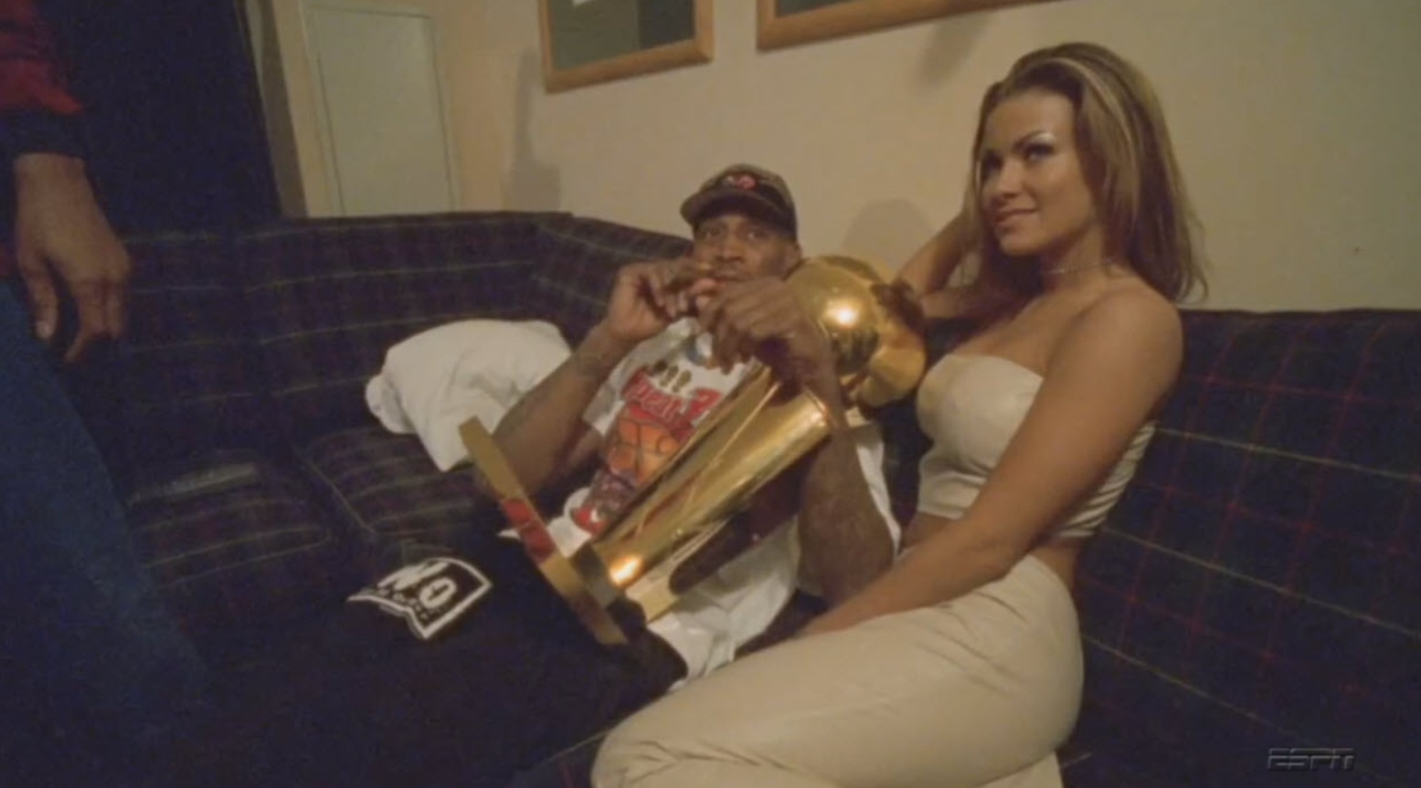 PHOTO Carmen Electra On The Couch With Dennis Rodman And 1998 Championship Trophy