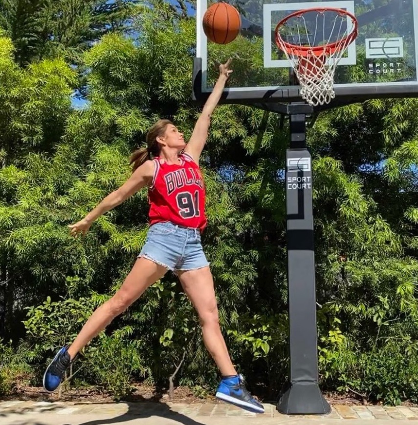 PHOTO Cindy Crawford Trying To Dunk A Basketball