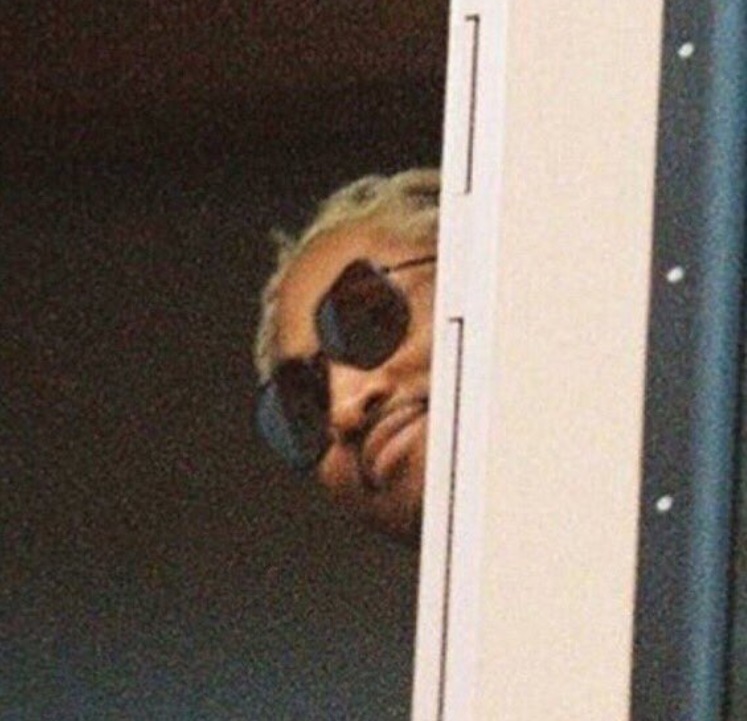 PHOTO Dennis Rodman Peeking Out Of Hotel Waiting For Carmen Electra In The Last Dance