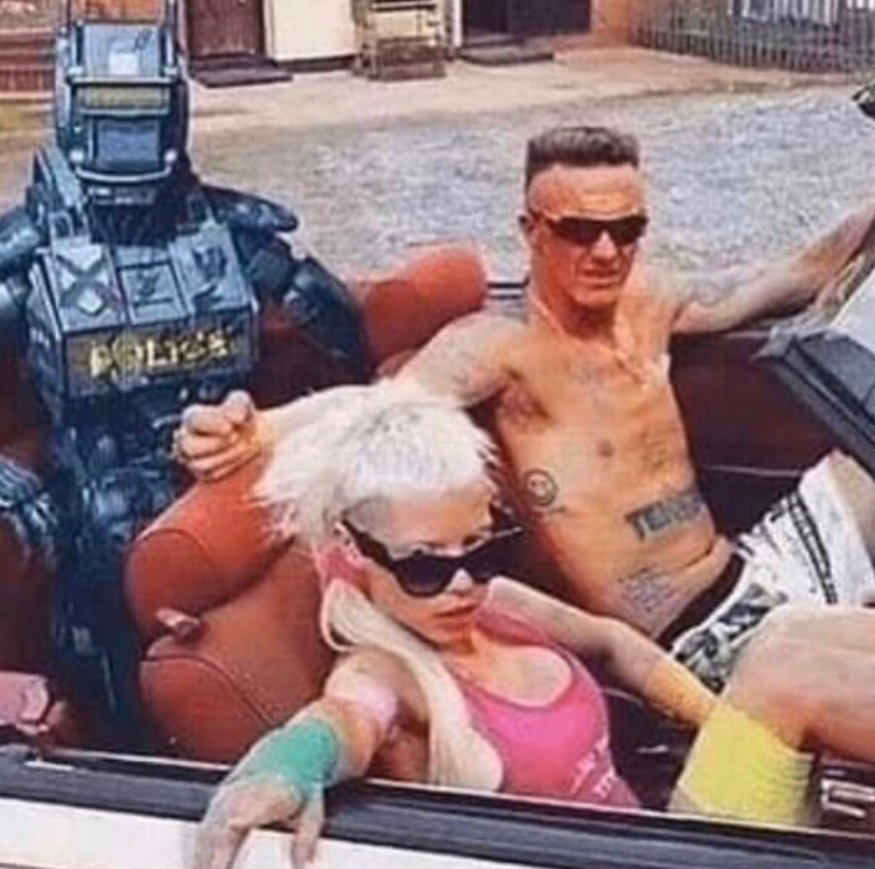 PHOTO Elon Musk And Grimes On Vacation With His Robot Named Son In 2050
