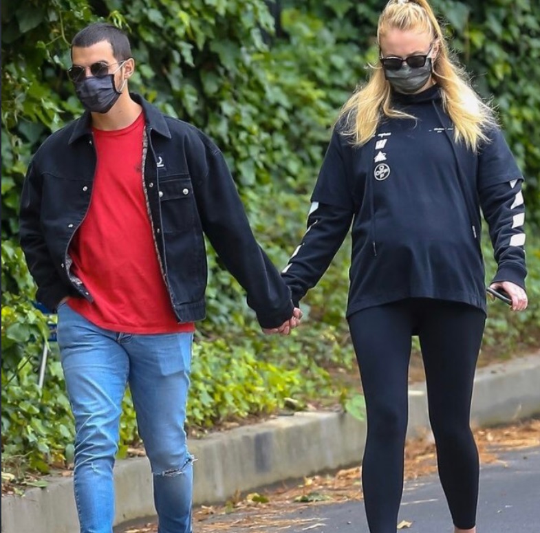 PHOTO Joe Jonas Sophie Turner Walking Around Los Angeles With Masks During Corona Virus Lockdown