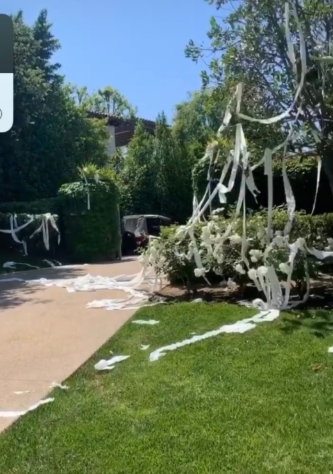 PHOTO Khloe Kardashian Throws Hundreds Of Unspun Rolls Of Toilet Paper On Kourtney Kardashian's Calabasas Mansion