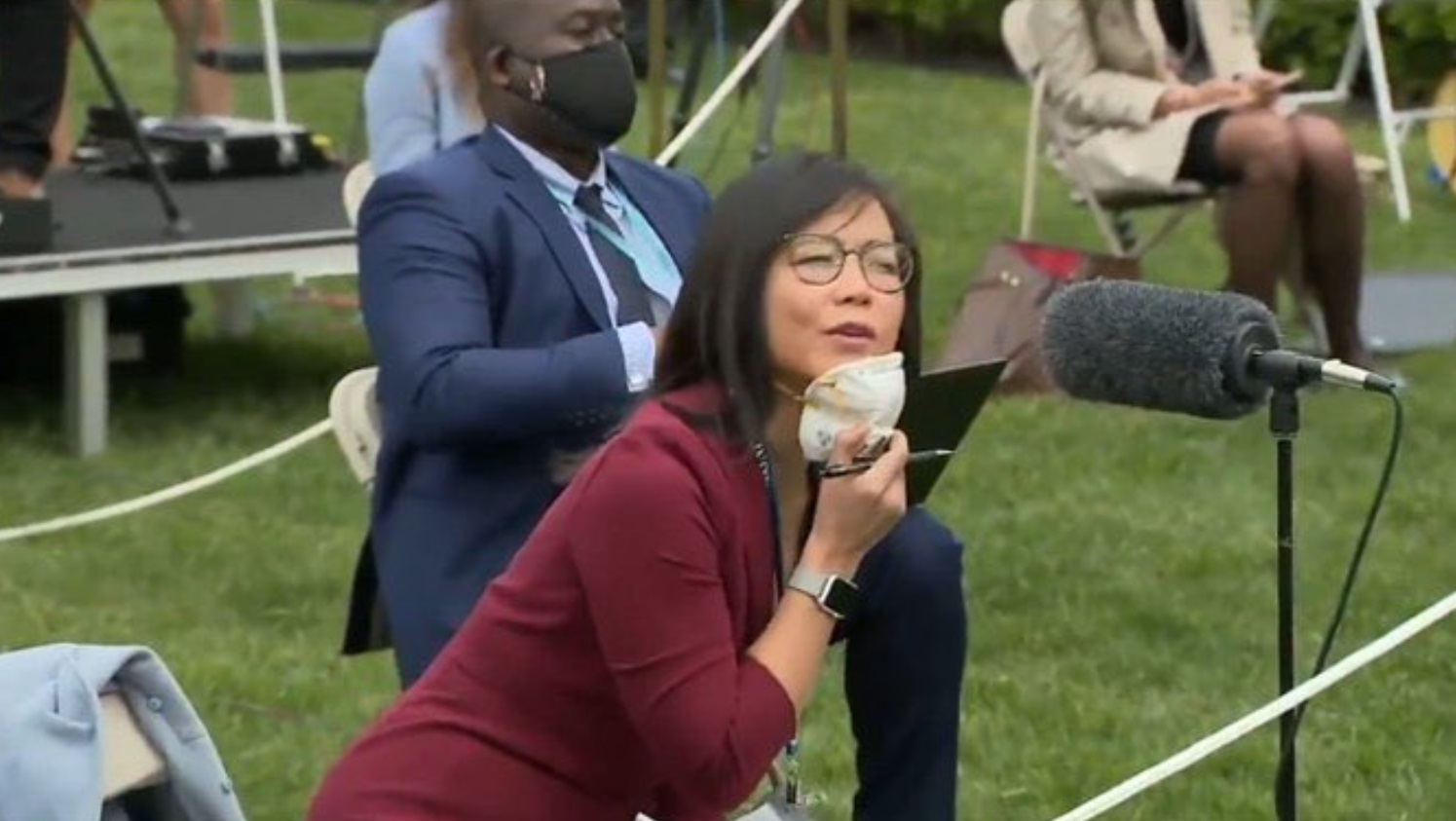 PHOTO Lady Takes Mask Off To Ask Donald Trump Question