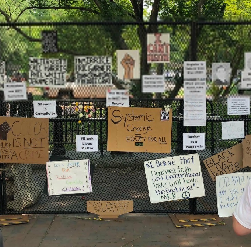 PHOTO Dozens Of Protesters Signs On White House Fence