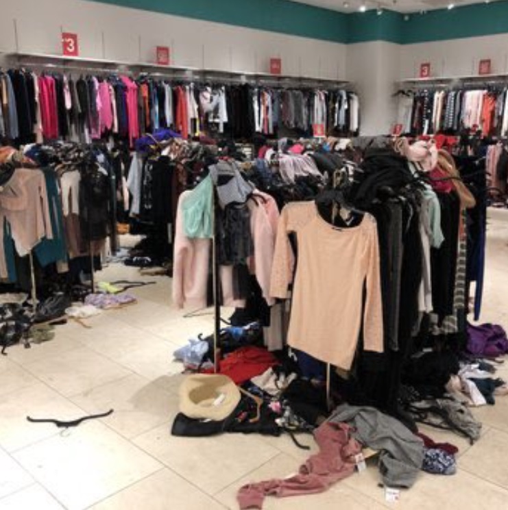 PHOTO Forever 21 In Lakewood Mall Looted