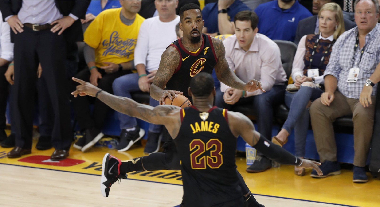 PHOTO Lebron James Pointing At The Basket Yelling For Him To Shoot Before Clock Runs Out