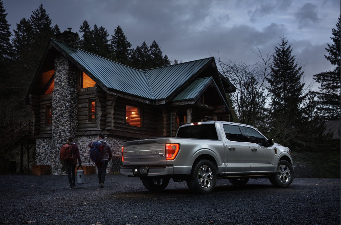 PHOTO The New 2021 Ford F-F150 Truck On A Weekend Getaway To A Ranch House