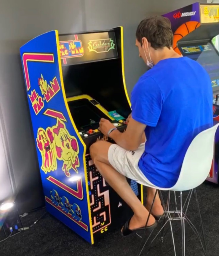 PHOTO Boban Marjanovic Playing Pac-Man In Orlando Bubble